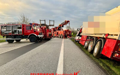 (30) TH – LKW in Graben, Fahrzeugsicherung