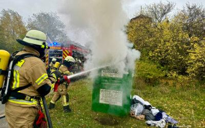 (89) FEU K – brennt Altkleidercontainer