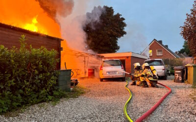 (60) FEU G – brennt Garage/Carport an Gebäude