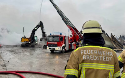 (87) FEU 2 R5 – brennt Lagerhalle
